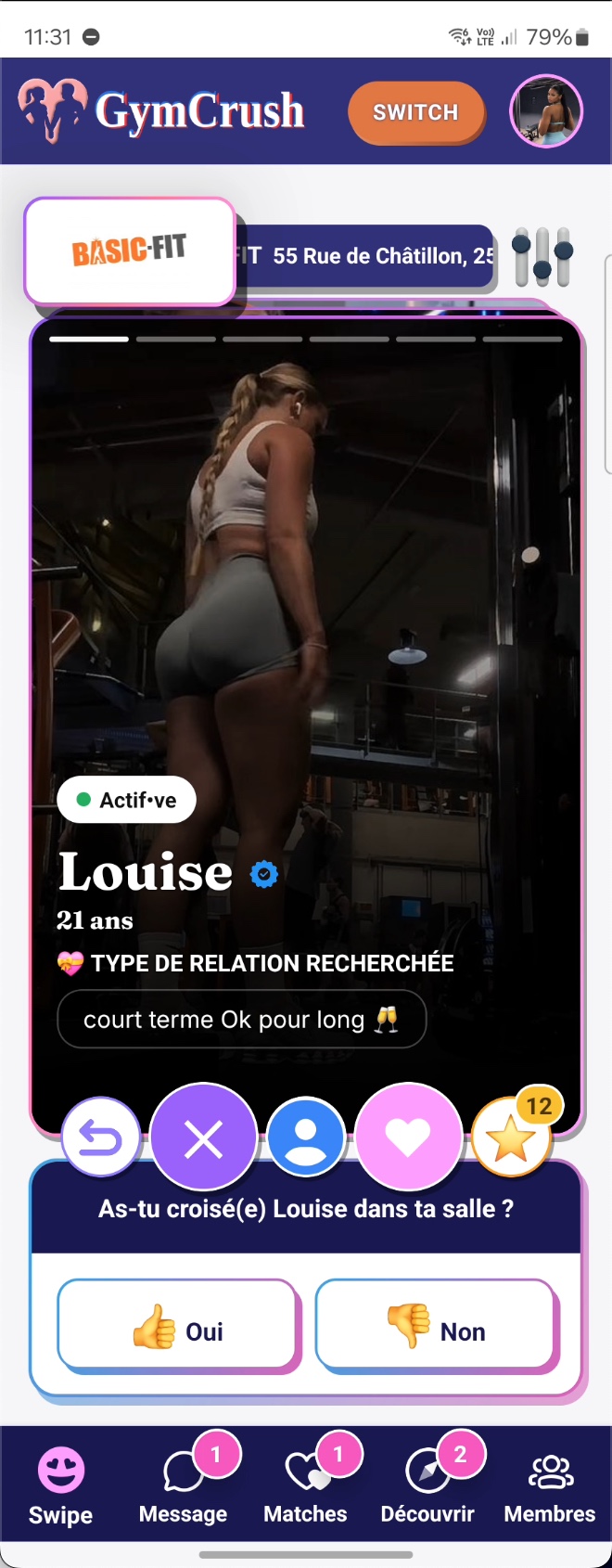 Écran Swipe : profil de Louise, 21 ans, avec la question « As-tu croisé(e) Louise dans ta salle&nbsp;? ».